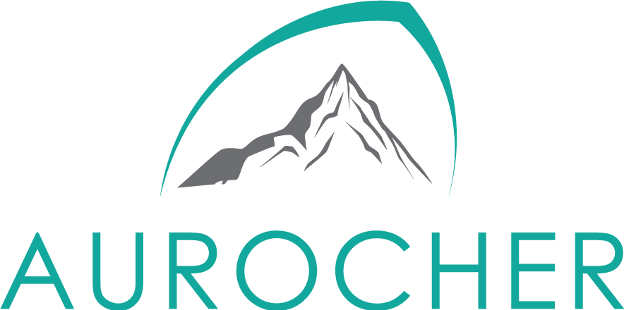 Logo de l'Hôtel Aurocher avec le nom de l'hôtel en lettres capitales et une illustration stylisée des montagnes du Haut Atlas au-dessus