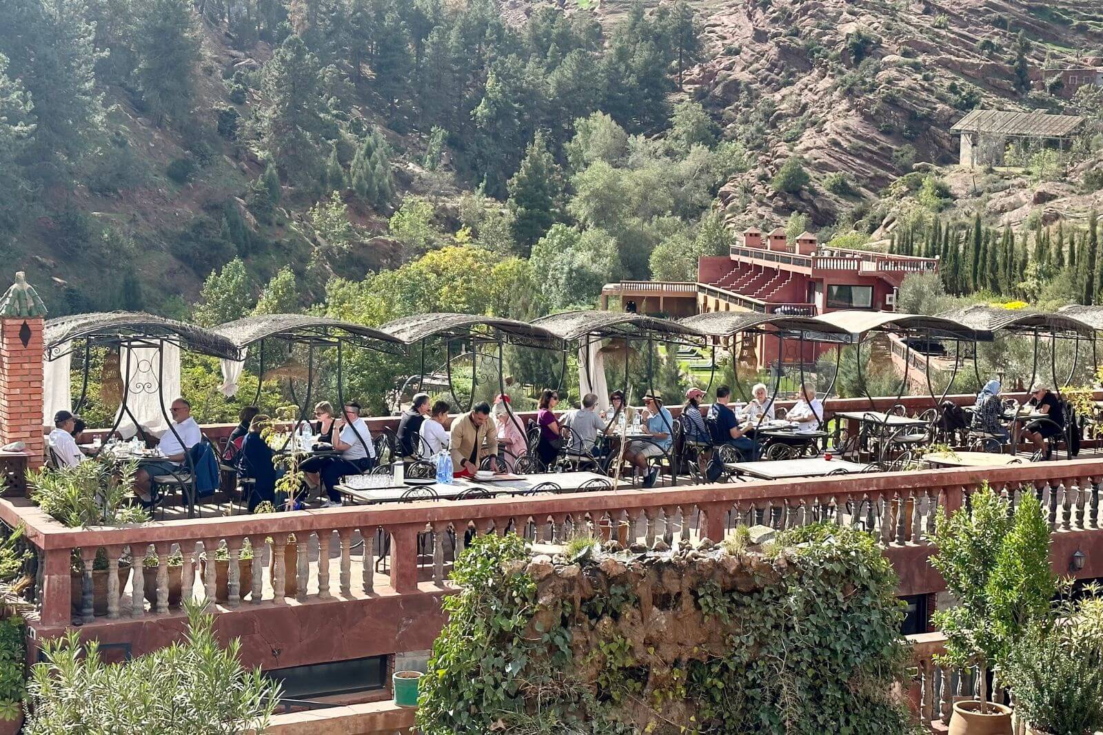 Terrasse panoramique du restaurant Aurocher à Oukaimeden avec vue sur les montagnes du Haut Atlas